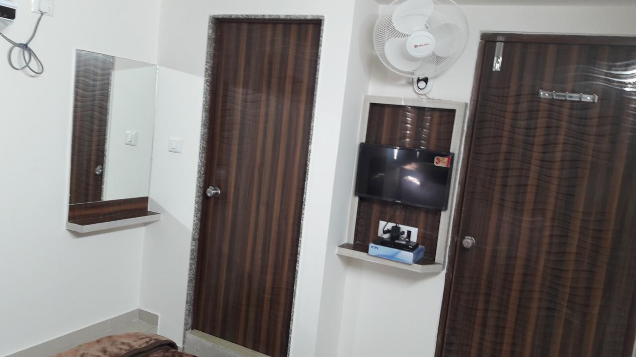 Hotel Sunstay Ахмедабад Екстериор снимка