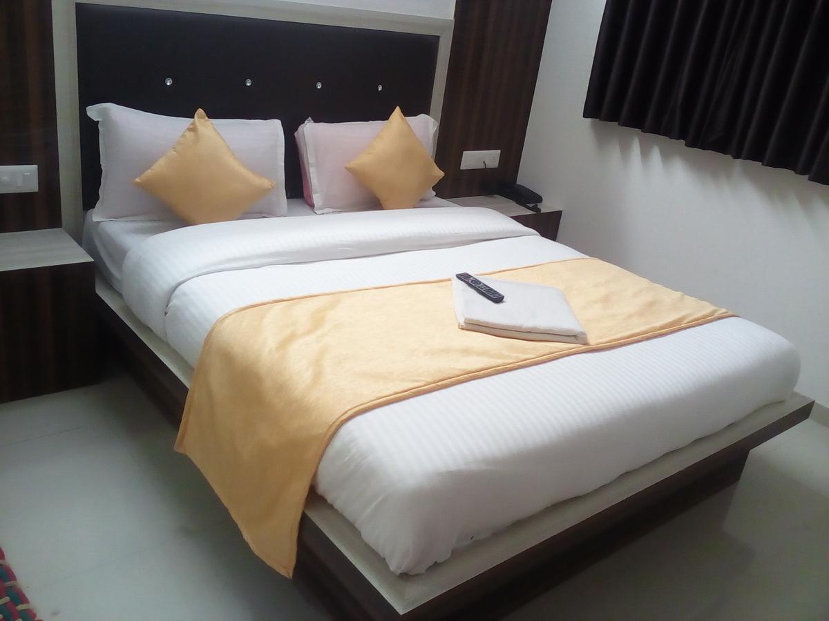 Hotel Sunstay Ахмедабад Екстериор снимка